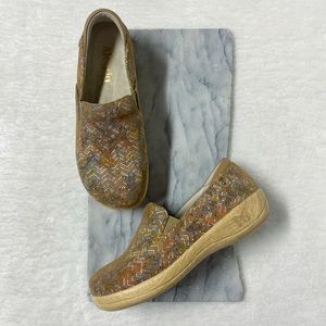 Alegria Keli Ric Rack Clogs Slip On Sz 7.5 Tan Rainbow Shimmer Print Nursing